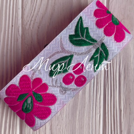 Тісьма вишиванка, 5 см, малинові квіти на білому, рулон 7 м