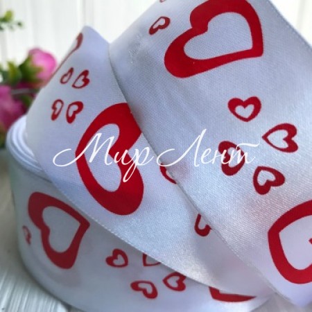 Атлас 4 см, сердечка большие, белый с красным, рулон 45 м