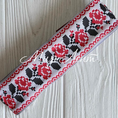 Тісьма вишиванка, 5 см, з вишитими червоними трояндами на білому, рулон 9 м