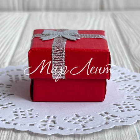 Коробочка для украшений квадратная, 4х4х3 см, красная, с парчовой ленточкой, 1 шт.