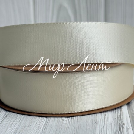 Двостороння атласна стрічка New (преміум), 2,5 см, молочна, рулон 23 м