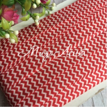 Бейка стрейчевая, 1,5 см, бело-красный шеврон, рулон 28 м