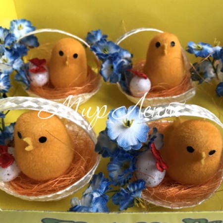 Корзинка с оранжевым ципленком и голубыми цветами, 7х7 см, упаковка 6 шт.