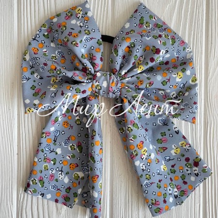 Резинка Твилли большой бант в цветочек, 16 см, серая с хлопком, шт.