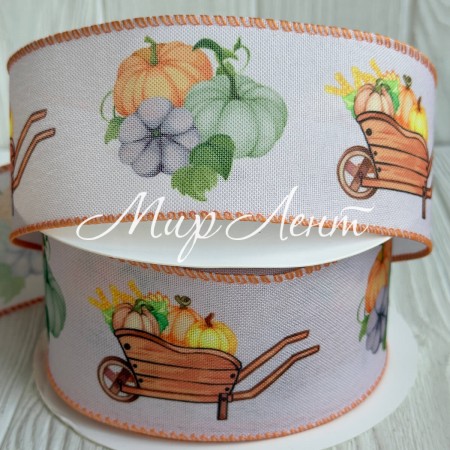 Осенняя лента с проволочным кантом, 6,3 см, молочная с тыквами и тачкой, рулон 18 м