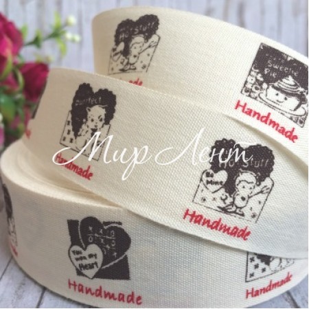Стрічка тканину Hand Made, 2,5 см, серця і червоний напис, рулон 23 м