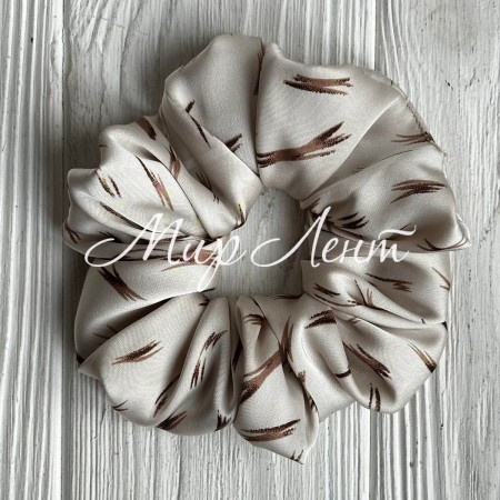 Скранч шелк, 11 см, бежевый з мазками, шт.