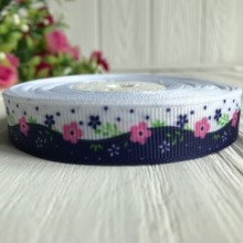 Репс 1,5 см, цветочки на бело-сапфировом, рулон 23 м