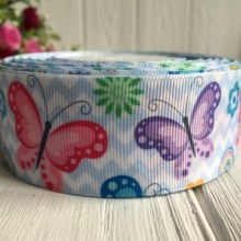 Репс 4 см, разноцветные бабочки на бело-голубом шевроне, рулон 23 м