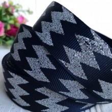 Репс 2,5 см, серебряный шеврон на сапфировом, рулон 23 м