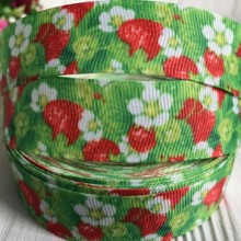 Репс 2,5 см, клубника с цветами и листиками, рулон 23 м Репс 2,5 см, клубника с цветами и листиками, рулон 23 м