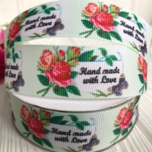 Репс 2,5 см, красные розы с надписью Hand made, нежно-салатовый, рулон 23 м Репс 2,5 см, красные розы с надписью Hand made, нежно-салатовый, рулон 23 м