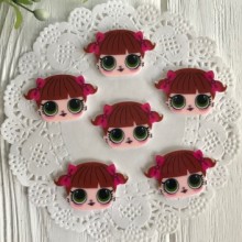 Кабошон Lol, c коричневыми волосами и малиновыми бантиками, 3,5х2,2 см, упаковка 25 шт.