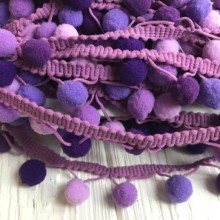 Тесьма с помпонами (big), 1,5 см, темно-фиолетовый-лиловый-фиолетовый, моток 28 ярдов Тесьма с помпонами (big), 1,5 см, темно-фиолетовый-лиловый-фиолетовый, моток 28 ярдов