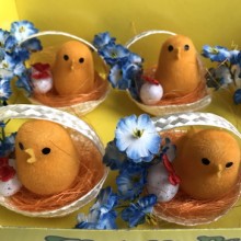 Корзинка с оранжевым ципленком и голубыми цветами, 7х7 см, упаковка 6 шт.