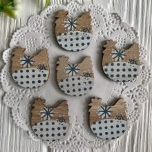Деревянная курочка с рисунком большая, 4х4.5 см, натуральный с горохом, упаковка 50 шт.