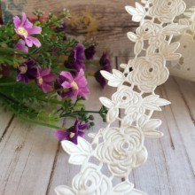 Кружевная лента розочка с листиком, 4,5 см, молочная