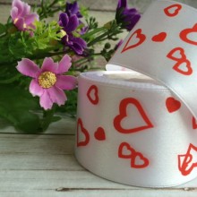 Атлас 4 см, сердечка маленькие, белый с красным, рулон 45 м