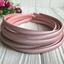 Обруч пластик в атласі, 1 см, пудровий, упаковка 30 шт. Обруч пластик в атласі, 1 см, пудровий, упаковка 30 шт.