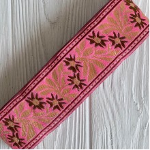 Тесьма вышиванка (барвинок), 5 см, карамельно-молочный на ярко-розовом, рулон 9 м