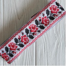 Тесьма вышиванка, 5 см, с вышитыми красными розами на белом, рулон 9 м