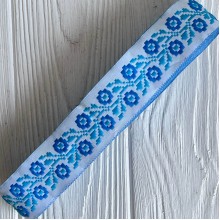 Тесьма вышиванка (средняя), 3,3 см, с вышитыми синими розами на белом, рулон 9 м
