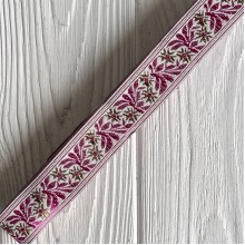 Тесьма вышиванка (барвинок), 2,5 см, карамельно-малиновый на белом, рулон 9 м