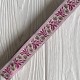 Тісьма вишиванка (барвінок), 2,5 см, карамельно-малиновий на білому, рулон 9 м
