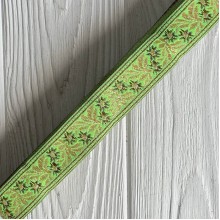 Тесьма вышиванка (барвинок), 2,5 см, карамельно-молочный на салатовом, рулон 9 м