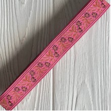 Тесьма вышиванка (барвинок), 2,5 см, карамельно-молочный на ярко-розовом, рулон 9 м