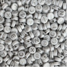 Бусина буква, 7х4 мм, круг (белые с серебряными буквами), упаковка 500 г