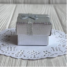 Коробочка для украшений квадратная, 4х4х3 см, серебро, с парчовой ленточкой, 1 шт.