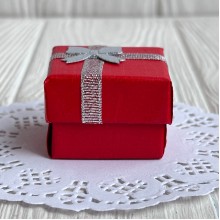 Коробочка для украшений квадратная, 4х4х3 см, красная, с парчовой ленточкой, 1 шт.