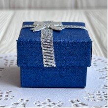 Коробочка для украшений квадратная, 4х4х3 см, темно-синяя, с парчовой ленточкой, 1 шт.