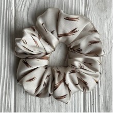 Скранч шелк, 11 см, бежевый з мазками, шт.