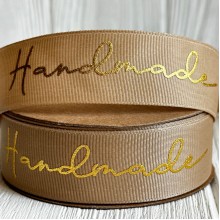 Репс c золотой надписью Handmade, 2,5 см, бежевый, рулон 23 м