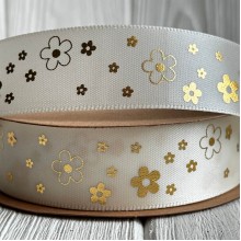 Атлас с золотым рисунком, 2,5 см, молочный с цветочками, рулон 18,5 м