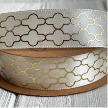 Атлас с золотым рисунком, 2,5 см, молочный с римским узором, рулон 18,5 м