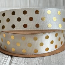 Атлас с золотым рисунком, 2,5 см, молочный в горох, рулон 18,5 м