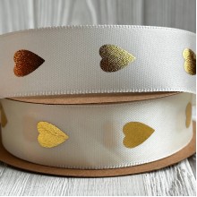 Атлас с золотым рисунком, 2,5 см, молочный с большими сердечками, рулон 18,5 м