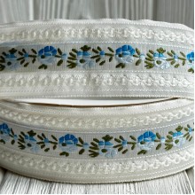 Лента с вышивкой (D19840), 3,5 см, бело-голубая, рулон 23 м