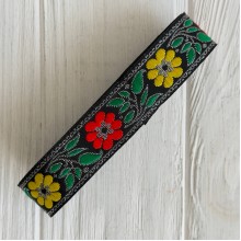 Тесьма вышиванка (ромашка), 2,5 см, черная с красным и желтым, рулон 7 м