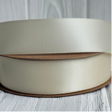 Двостороння атласна стрічка New (преміум), 2,5 см, молочна, рулон 23 м