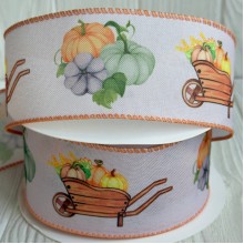 Осенняя лента с проволочным кантом, 6,3 см, молочная с тыквами и тачкой, рулон 18 м