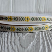 Лента с вышивкой (D19874), 1 см, бело-оливково-желтая, рулон 23 м