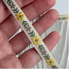 Лента с вышивкой (D19874), 1 см, бело-оливково-желтая, рулон 23 м