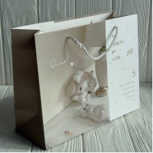 Подарунковий пакет з плюшевими іграшками (J01184), розмір 24,5х19,5х9,5 см, бежево-сырий, упаковка 12 шт. Подарунковий пакет з плюшевими іграшками (J01184), розмір 24,5х19,5х9,5 см, бежево-сырий, упаковка 12 шт.