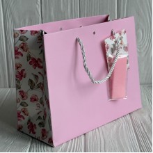 Подарунковий пакет з квітковим принтом (J01188), 18х23х10 см, рожевий, упаковка 12 шт. Подарунковий пакет з квітковим принтом (J01188), 18х23х10 см, рожевий, упаковка 12 шт.