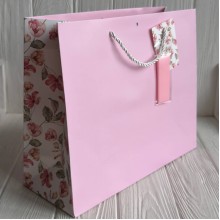 Подарунковий пакет з квітковим принтом (J01189), 31х26х12 см, рожевий, упаковка 12 шт. Подарунковий пакет з квітковим принтом (J01189), 31х26х12 см, рожевий, упаковка 12 шт.