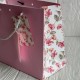 Подарунковий пакет з квітковим принтом (J01189), 31х26х12 см, рожевий, упаковка 12 шт. Подарунковий пакет з квітковим принтом (J01189), 31х26х12 см, рожевий, упаковка 12 шт.